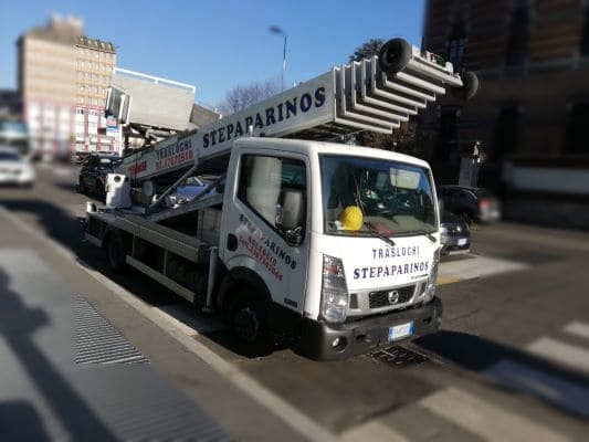 Noleggio autoscale con operatore a Milano Centrale